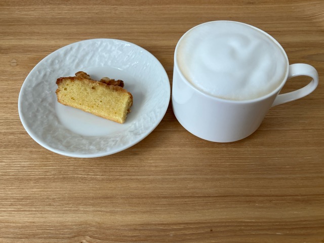 コーヒーとカットしたコーヒーケーキ