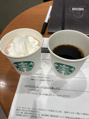 ミニカップに入ったココアとコーヒー