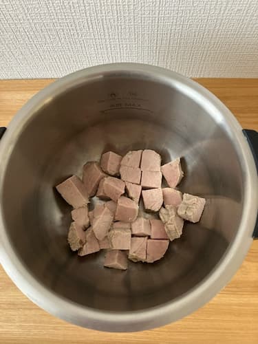 茹でた豚肉を角切りにしたもの