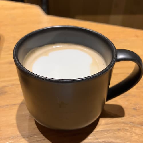 マグカップに入ったマイクロブレンドNo.21のカフェラテ