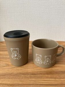 ジェラートピケカフェの茶色のタンブラーとマグカップ