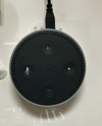 壁に貼り付けられたAmazon Echo Dot 第2世代