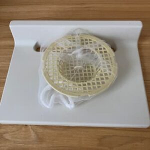 排水溝の蓋と、ネットを被せた排水溝の網