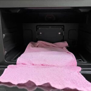 使用後のヘルシオにタオルを敷いて、水分を吸い取らせているところ