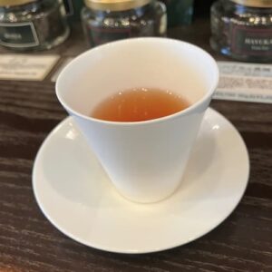 試飲用の小さな陶器のカップに入ったダージリン