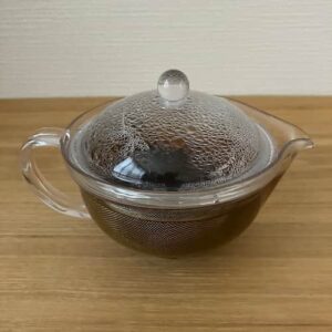 お気に入りのティーポットで紅茶を淹れているところ