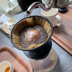 アドバイザーさんが、ハンドドリップでコーヒーを淹れているところ