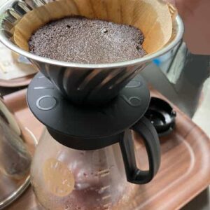V60でコーヒーを淹れているところ