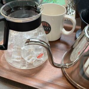アイスコーヒーを淹れる用に用意された、氷がたくさん入ったサーバーと、お湯の入ったケトル