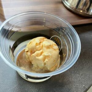 アイスクリームにコーヒーをかけて作ったアフォガード