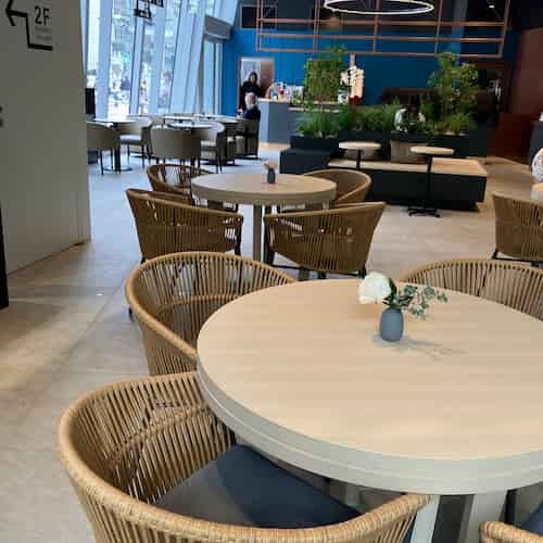 虎ノ門ヒルズ店の店内の様子。広々とした座席とテーブル。テーブルにはバラの花が飾られている。
