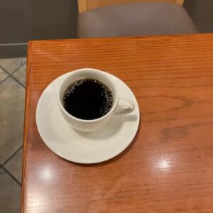 ウェルカムドリンクのピッコロバンビーノが入った、小さなカップ