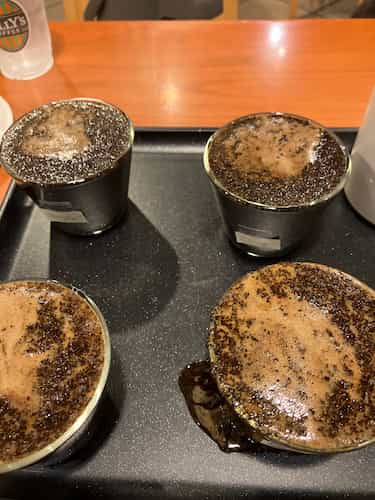 カッピング用のプリンカップに入れられたコーヒー豆にお湯を注いだところ