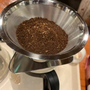 メタルドリッパーを使用してコーヒーを抽出するところ
