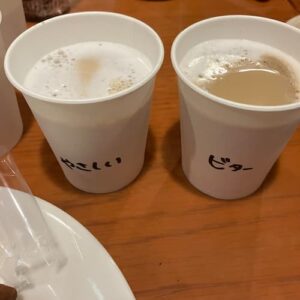 紙コップに入ったカフェオレ2種。優しいイメージのカフェオレと、ビターなカフェオレ