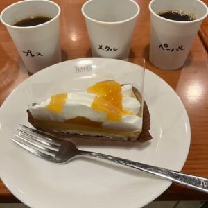 今回のスイーツのケーキ。あんずのタルト