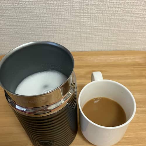 ネスプレッソのエアロチーので泡立てた牛乳とオーツミルク入りコーヒー