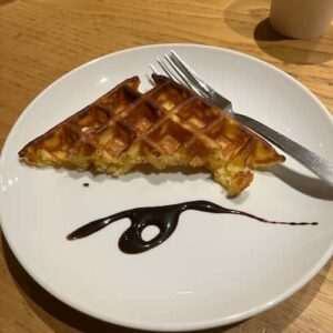 チョコレートソースが添えられたワッフル