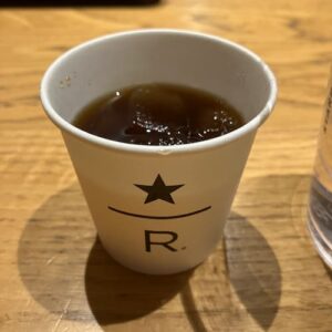 白の小さな紙コップに入った「マイクロブレンド No.10」のコールドブリュー