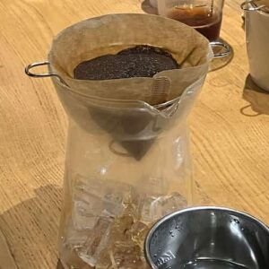 氷の入ったグラスドリップコーヒーメーカー