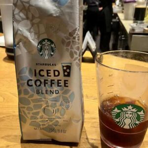 アイスコーヒーブレンドのパッケージと、アイスコーヒーブレンドで淹れたアイスコーヒー
