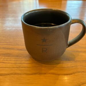 黒いリザーブのカップに入ったプレスされたコーヒー