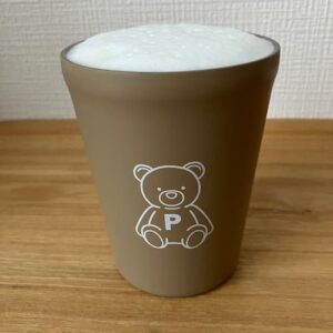 タンブラーに入ったアイスコーヒー、モコモコのフォームミルクがのっている