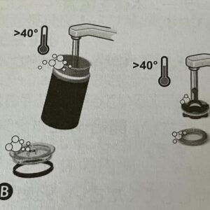エアロチーノの説明書の画像。水道水で本体を洗っているところ