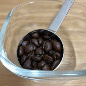 「プリンチ ブレンド」の豆をメジャースプーンに入れたところ