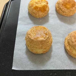 焼き上がったスコーンが天板に乗っているところ