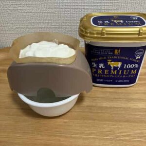 水切りヨーグルトをコーヒードリッパーとコーヒーフィルターを利用して作っていることろ