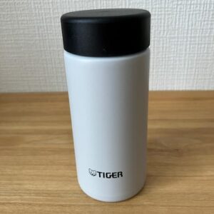 白色のステンレスボトル