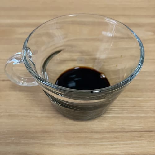 ガラスコップにドトールカフェインレスポーションを注いだところ