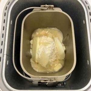 材料をすべて入れた内釜を、ホームベーカリー本体にセットしたところ