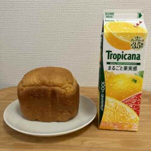 焼き上がった食パンを、１Lジュースパックと大きさを対比させているところ