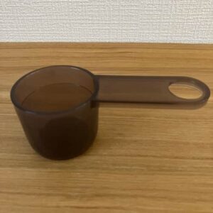 付属の粉、水用の計量スプーン