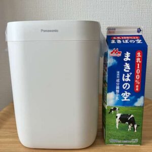 パナソニック コンパクトホームベーカリー パン焼き器 約0.6斤  SD-CB1-Wと１L牛乳パックの比較写真