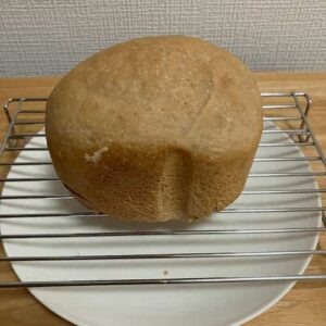 焼き上がった全粒粉パン