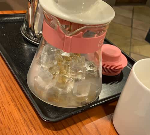 珈琲サーバーに氷がいっぱい入っている写真
