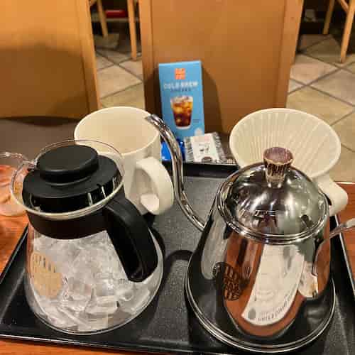 氷の入った珈琲サーバー、ケトル、ドリッパー