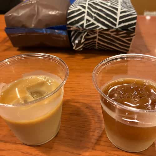 飲み比べ用のカップに入ったコーヒー