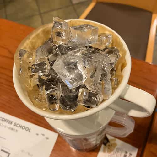 ドリッパーに氷が山盛りに乗っている写真