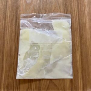 フリーザーバックに入れて、薄く凍らせた生クリーム