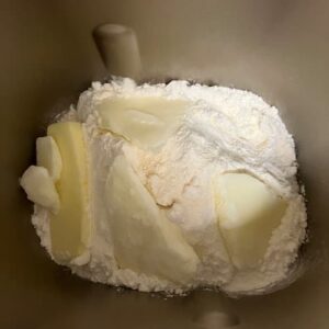 パンケースに、ドライイースト、強力粉、砂糖、塩、バター、生クリームを入れたところ