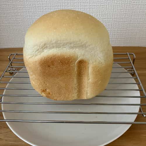 焼き上がって、網に取り出した食パン
