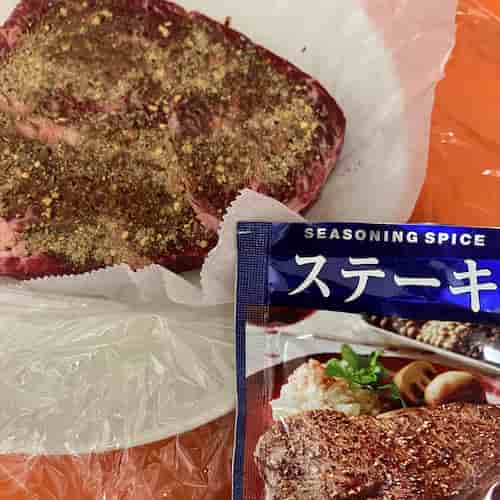 スパイスをまぶして、ミートハンマーで叩いた輸入ステーキ肉