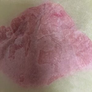 鶏肉をオーブンシートで挟んで、ミートハンマーで叩く用意をしたところ