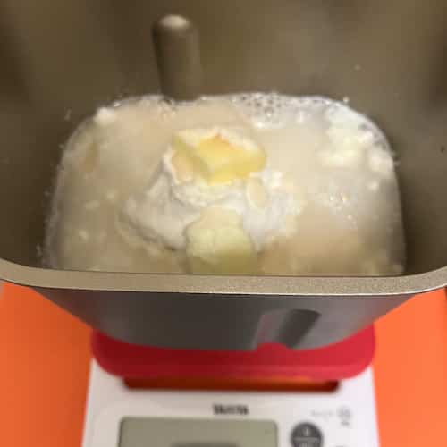 スケールの上にパンケースを乗せて、計量しているところ