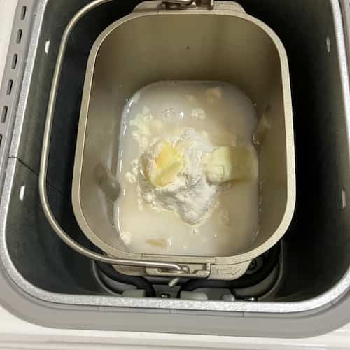 パンケースをホームベーカリー本体にセットしているところ