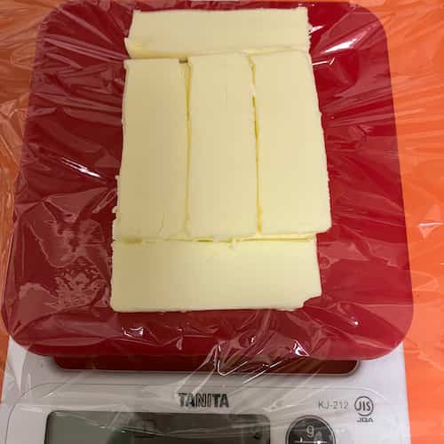 バターを薄く切って、計量中